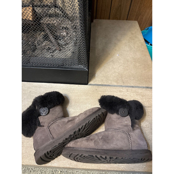 UGG Australia Womens Bailey W Button NWT 5803 W/JTRD size 5 Women’s - Picture 2 of 9